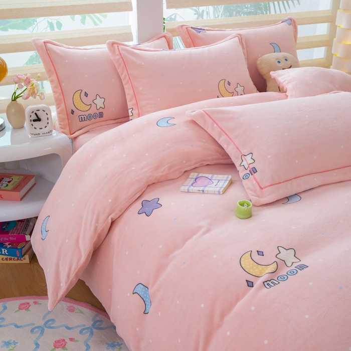 91家纺网 家纺一手货源 找家纺 优姿家纺 2025新款加厚全消光牛奶绒印花四件套午夜星空