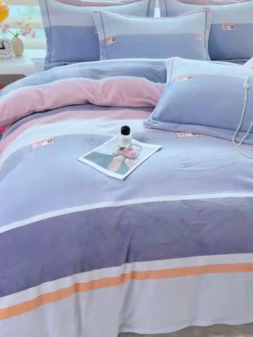 91家纺网 家纺一手货源 找家纺 优姿家纺 2025新款加厚全消光牛奶绒印花四件套香伊爱情