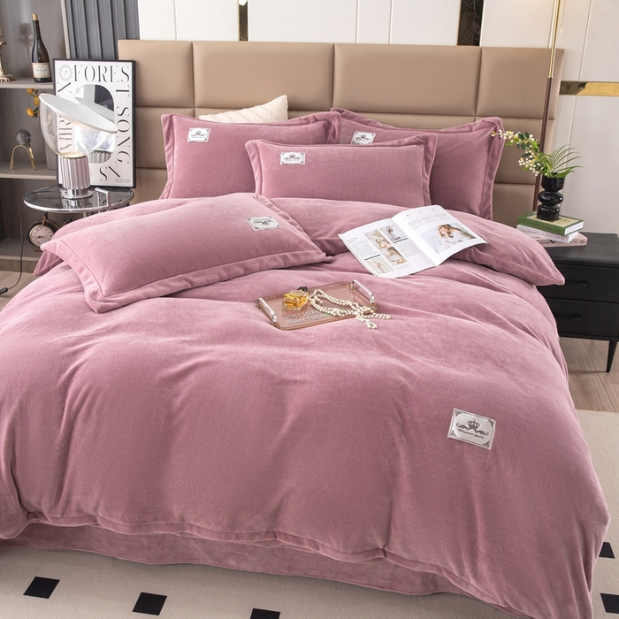 91家纺网 家纺一手货源 找家纺 优姿家纺 2025新款加厚全消光牛奶绒印花四件套香芋紫