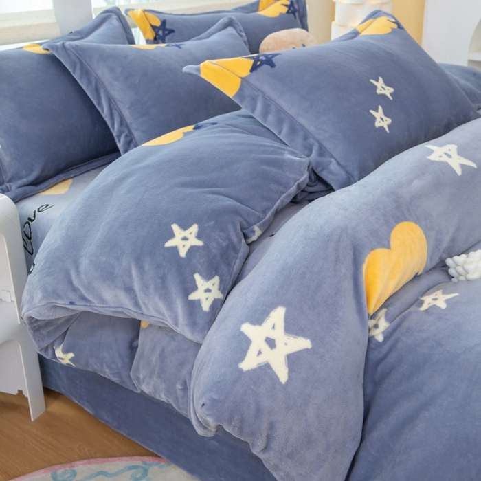 91家纺网 家纺一手货源 找家纺 优姿家纺 2025新款加厚全消光牛奶绒印花四件套心情爱恋