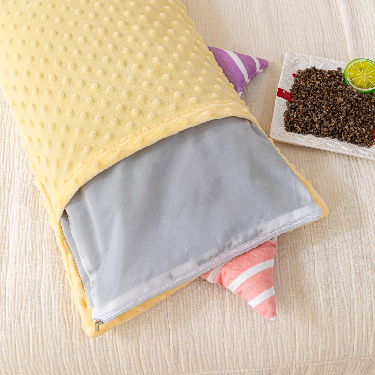 91家纺网 家纺一手货源 找家纺 织布人 2025新款荞麦枕豆豆绒小怪兽卡通儿童荞麦枕学生枕开学季宿舍枕头枕芯 太空豆豆荞麦枕-小怪兽米黄 30x50cm/只