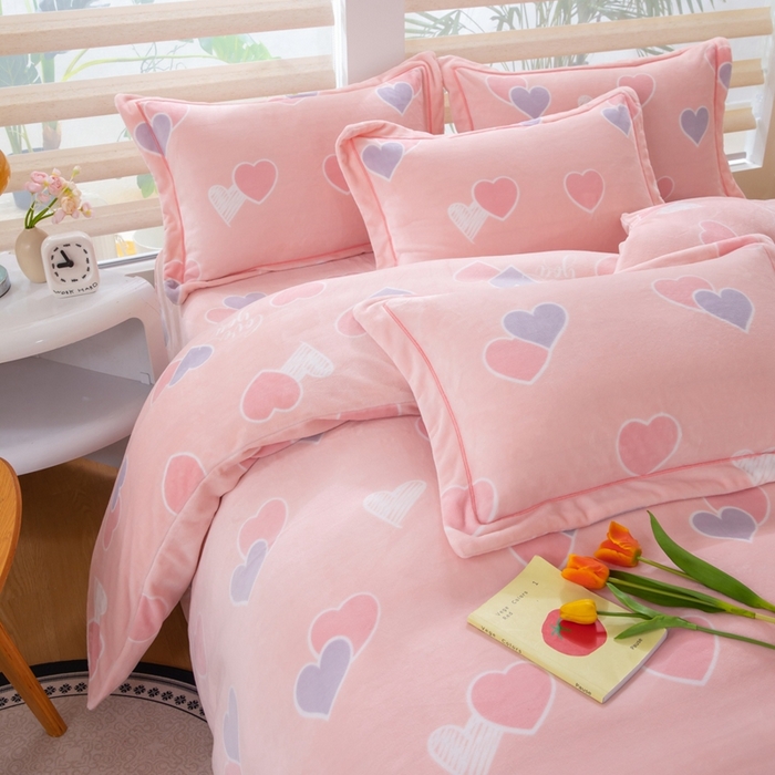 91家纺网 家纺一手货源 找家纺 优姿家纺 2025新款加厚全消光牛奶绒印花四件套心心相恋