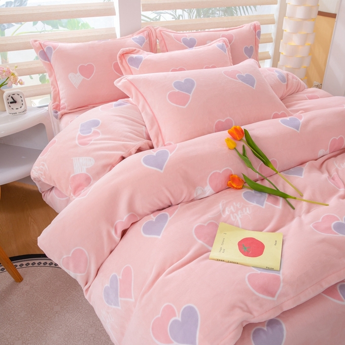 91家纺网 家纺一手货源 找家纺 优姿家纺 2025新款加厚全消光牛奶绒印花四件套心心相恋