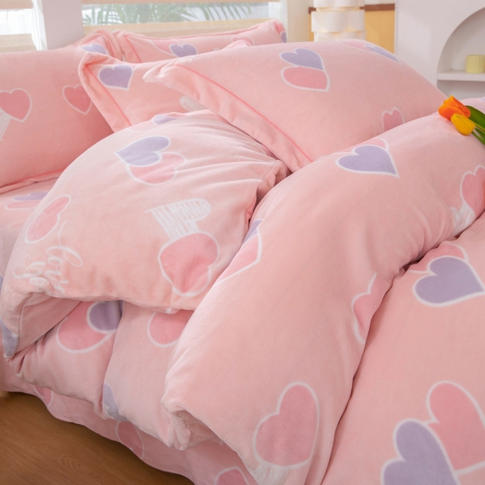 91家纺网 家纺一手货源 找家纺 优姿家纺 2025新款加厚全消光牛奶绒印花四件套心心相恋