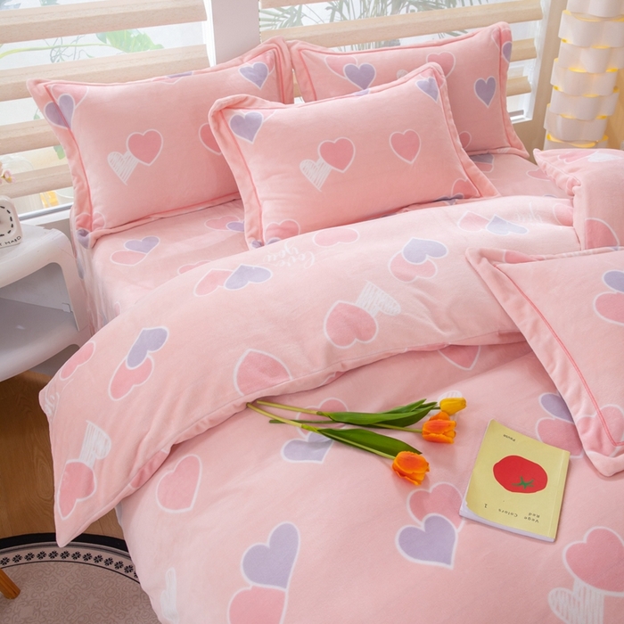 91家纺网 家纺一手货源 找家纺 优姿家纺 2025新款加厚全消光牛奶绒印花四件套心心相恋