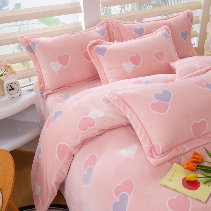 91家纺网 家纺一手货源 找家纺 优姿家纺 2025新款加厚全消光牛奶绒印花四件套心心相恋