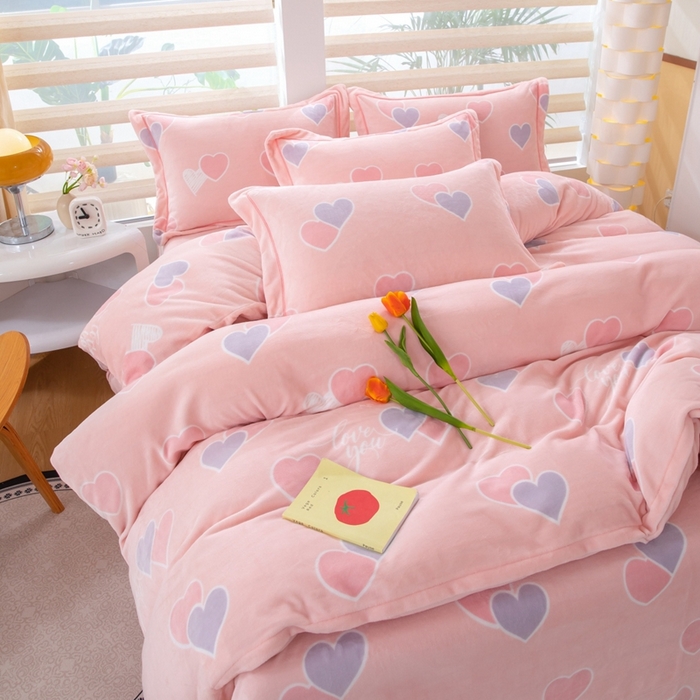 91家纺网 家纺一手货源 找家纺 优姿家纺 2025新款加厚全消光牛奶绒印花四件套心心相恋