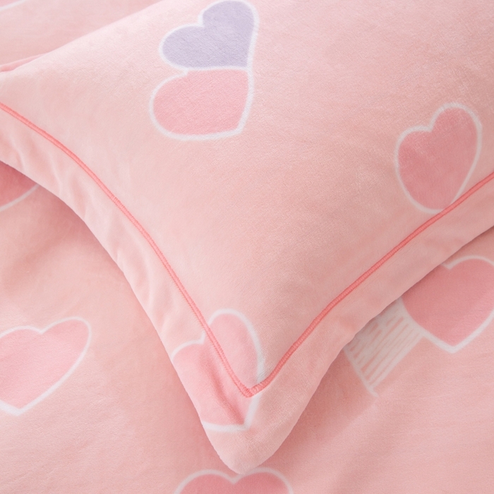 91家纺网 家纺一手货源 找家纺 优姿家纺 2025新款加厚全消光牛奶绒印花四件套心心相恋