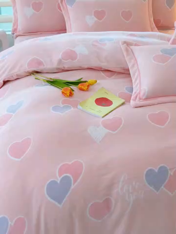 91家纺网 家纺一手货源 找家纺 优姿家纺 2025新款加厚全消光牛奶绒印花四件套心心相恋