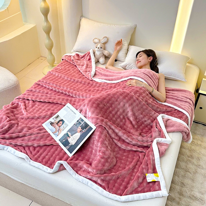 91家纺网 家纺一手货源 找家纺 赢盛家纺 2025新款多功能毛毯高克重法莱绒牛奶绒珊瑚绒免免绒包边毛毯毯子盖毯午睡毯 粉色