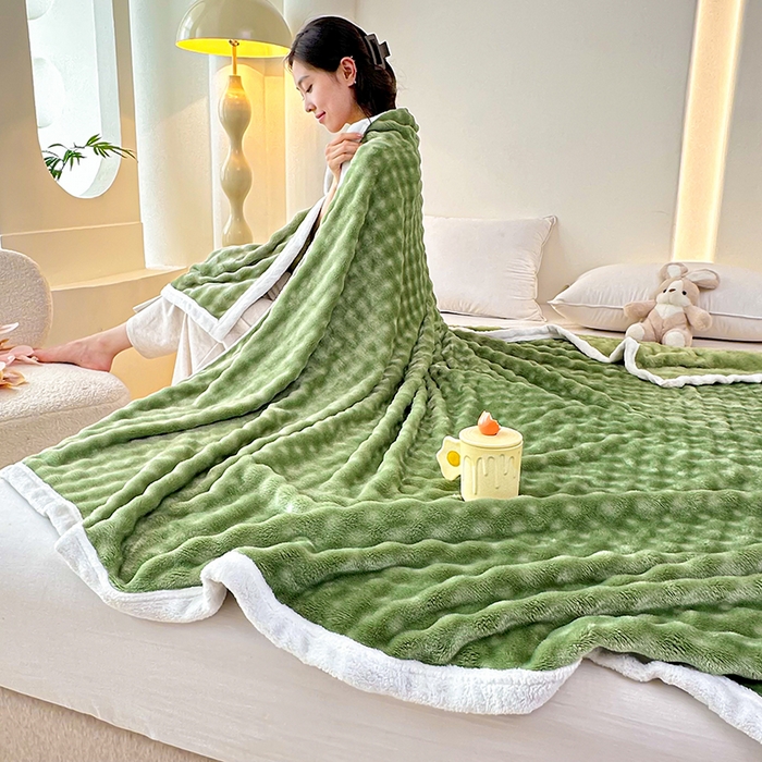 91家纺网 家纺一手货源 找家纺 赢盛家纺 2025新款多功能毛毯高克重法莱绒牛奶绒珊瑚绒免免绒包边毛毯毯子盖毯午睡毯 绿色