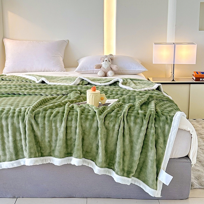 91家纺网 家纺一手货源 找家纺 赢盛家纺 2025新款多功能毛毯高克重法莱绒牛奶绒珊瑚绒免免绒包边毛毯毯子盖毯午睡毯 绿色