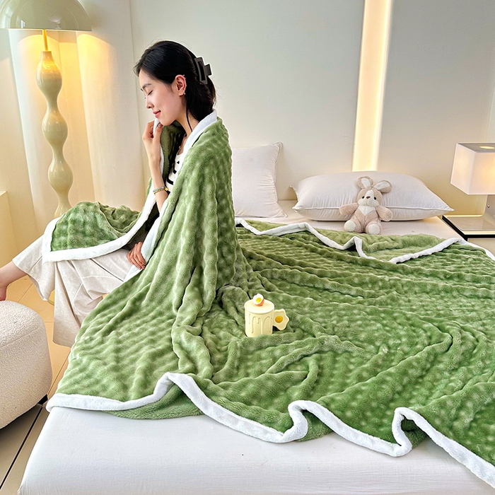 91家纺网 家纺一手货源 找家纺 赢盛家纺 2025新款多功能毛毯高克重法莱绒牛奶绒珊瑚绒免免绒包边毛毯毯子盖毯午睡毯 绿色