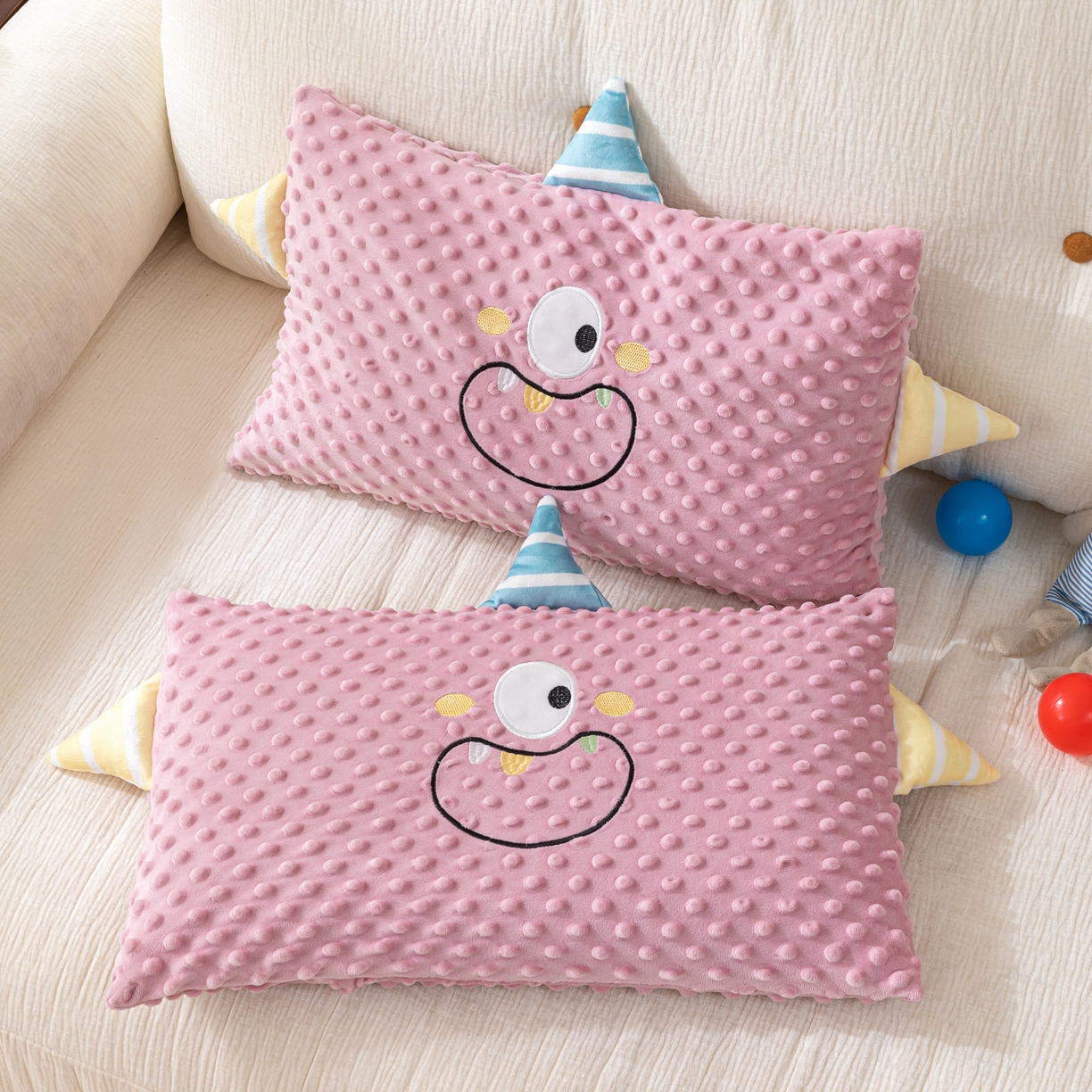 91家纺网 家纺一手货源 找家纺 织布人 2025新款枕芯豆豆绒小怪兽卡通儿童枕学生枕开学季宿舍枕头枕芯 豆豆绒太空枕-太空眼粉 30x50cm/只