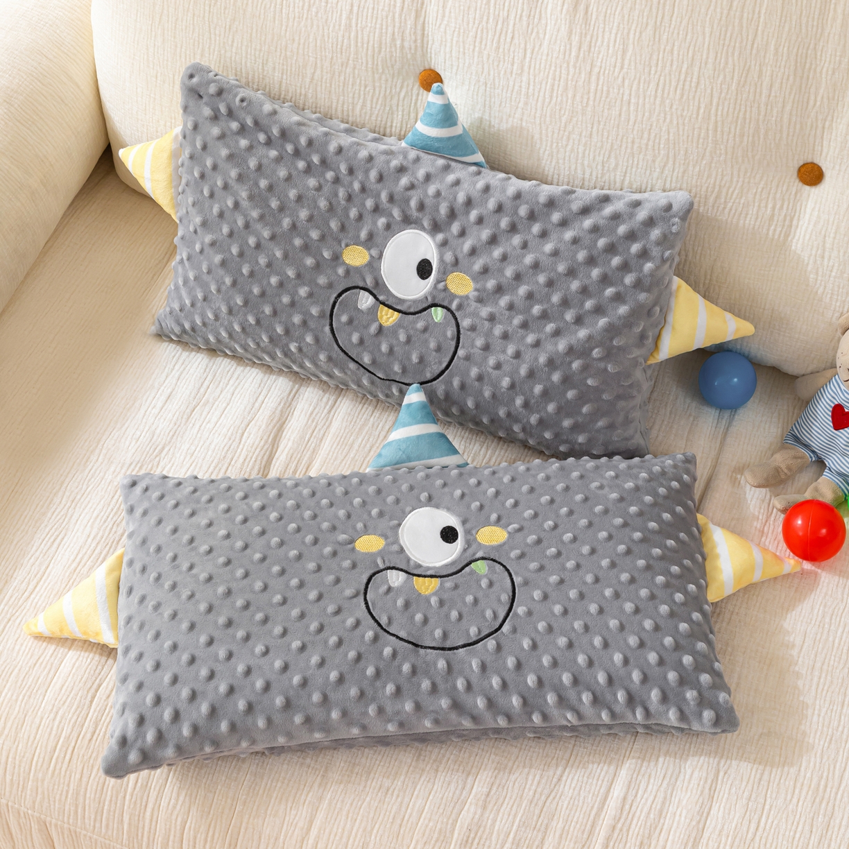91家纺网 家纺一手货源 找家纺 织布人 2025新款枕芯豆豆绒小怪兽卡通儿童枕学生枕开学季宿舍枕头枕芯 豆豆绒太空枕-太空眼灰色 30x50cm/只