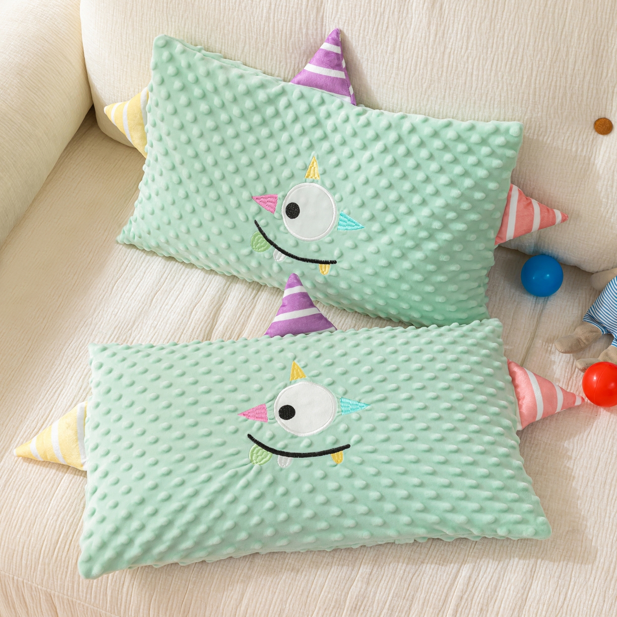 91家纺网 家纺一手货源 找家纺 织布人 2025新款枕芯豆豆绒小怪兽卡通儿童枕学生枕开学季宿舍枕头枕芯 豆豆绒太空枕-太空眼浅蓝 30x50cm/只