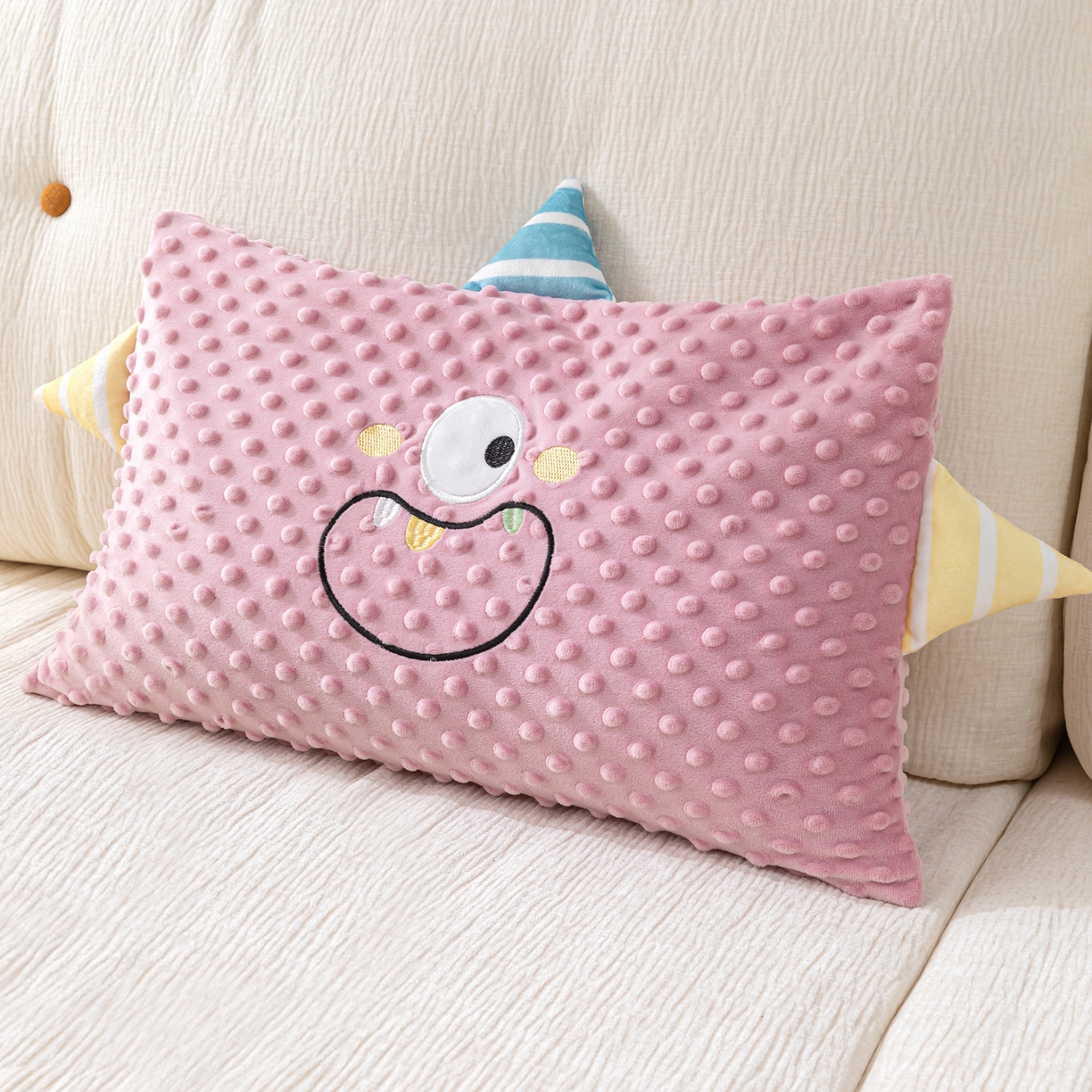 91家纺网 家纺一手货源 找家纺 织布人 2025新款枕芯豆豆绒小怪兽卡通儿童枕学生枕开学季宿舍枕头枕芯 豆豆绒太空枕-太空眼粉 30x50cm/只