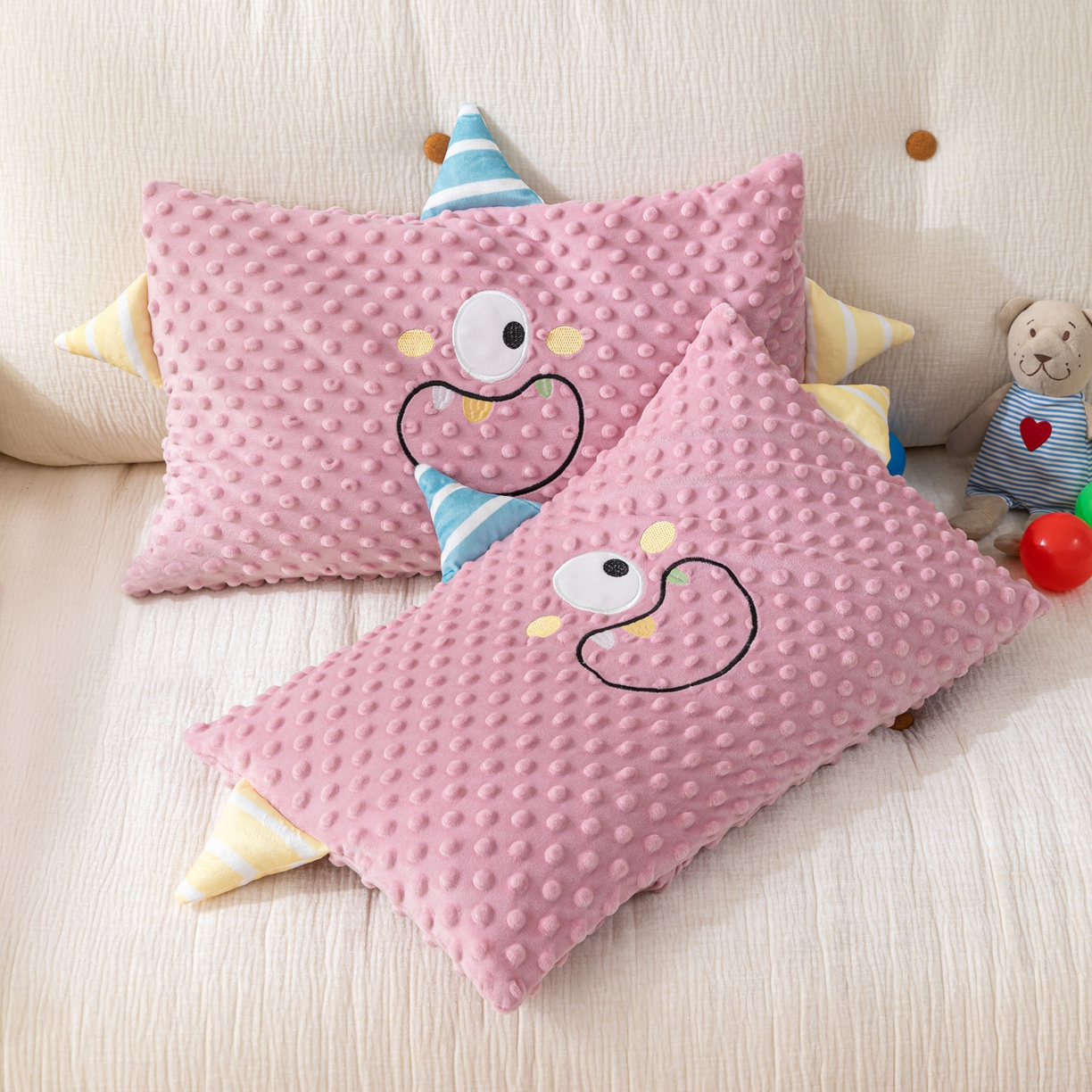 91家纺网 家纺一手货源 找家纺 织布人 2025新款枕芯豆豆绒小怪兽卡通儿童枕学生枕开学季宿舍枕头枕芯 豆豆绒太空枕-太空眼粉 30x50cm/只