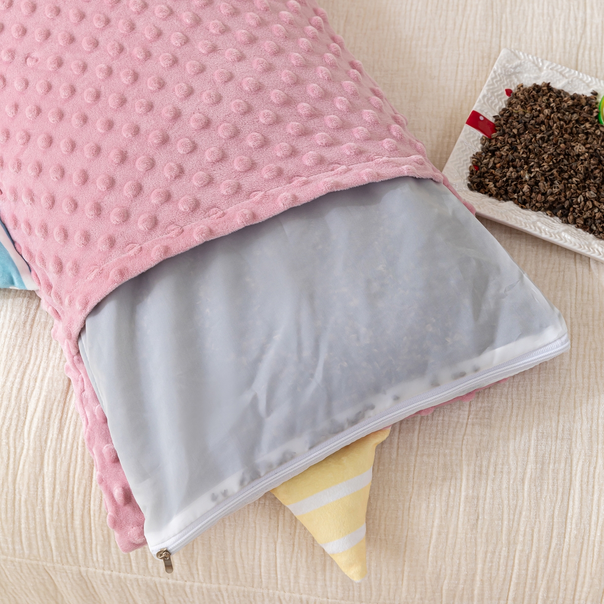 91家纺网 家纺一手货源 找家纺 织布人 2025新款枕芯豆豆绒小怪兽卡通儿童枕学生枕开学季宿舍枕头枕芯 豆豆绒太空枕-太空眼粉 30x50cm/只