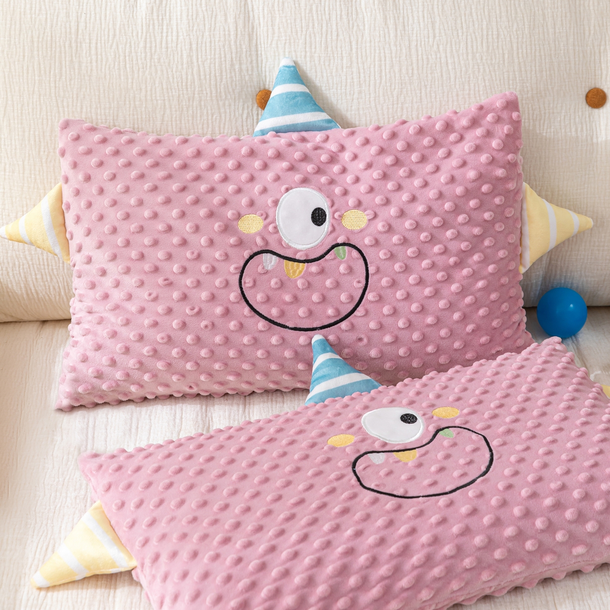 91家纺网 家纺一手货源 找家纺 织布人 2025新款枕芯豆豆绒小怪兽卡通儿童枕学生枕开学季宿舍枕头枕芯 豆豆绒太空枕-太空眼粉 30x50cm/只