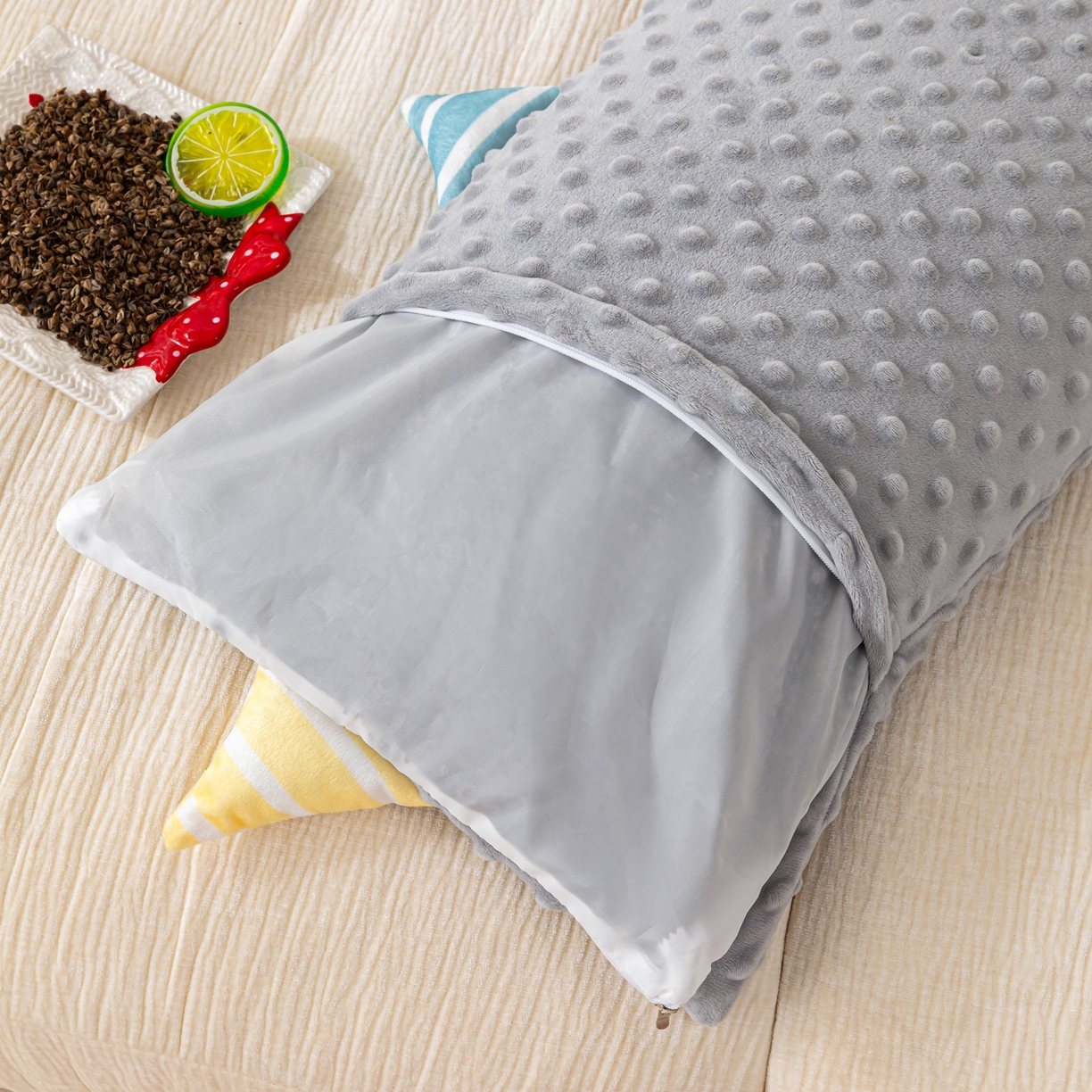 91家纺网 家纺一手货源 找家纺 织布人 2025新款枕芯豆豆绒小怪兽卡通儿童枕学生枕开学季宿舍枕头枕芯 豆豆绒太空枕-太空眼灰色 30x50cm/只