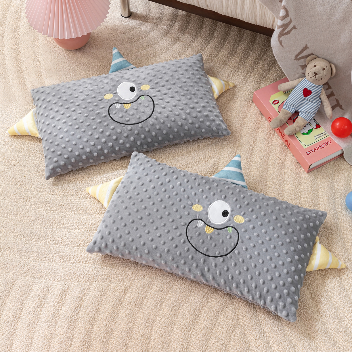 91家纺网 家纺一手货源 找家纺 织布人 2025新款枕芯豆豆绒小怪兽卡通儿童枕学生枕开学季宿舍枕头枕芯 豆豆绒太空枕-太空眼灰色 30x50cm/只