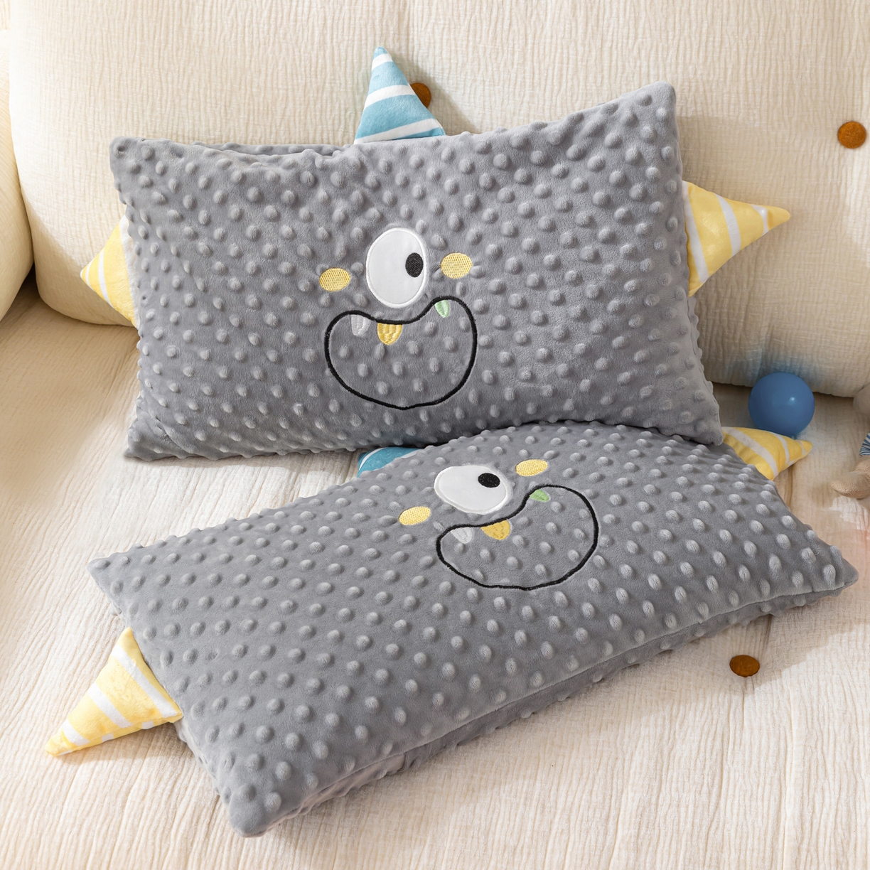 91家纺网 家纺一手货源 找家纺 织布人 2025新款枕芯豆豆绒小怪兽卡通儿童枕学生枕开学季宿舍枕头枕芯 豆豆绒太空枕-太空眼灰色 30x50cm/只