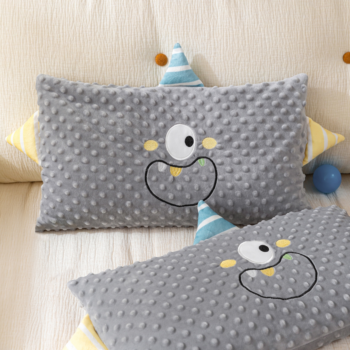 91家纺网 家纺一手货源 找家纺 织布人 2025新款枕芯豆豆绒小怪兽卡通儿童枕学生枕开学季宿舍枕头枕芯 豆豆绒太空枕-太空眼灰色 30x50cm/只