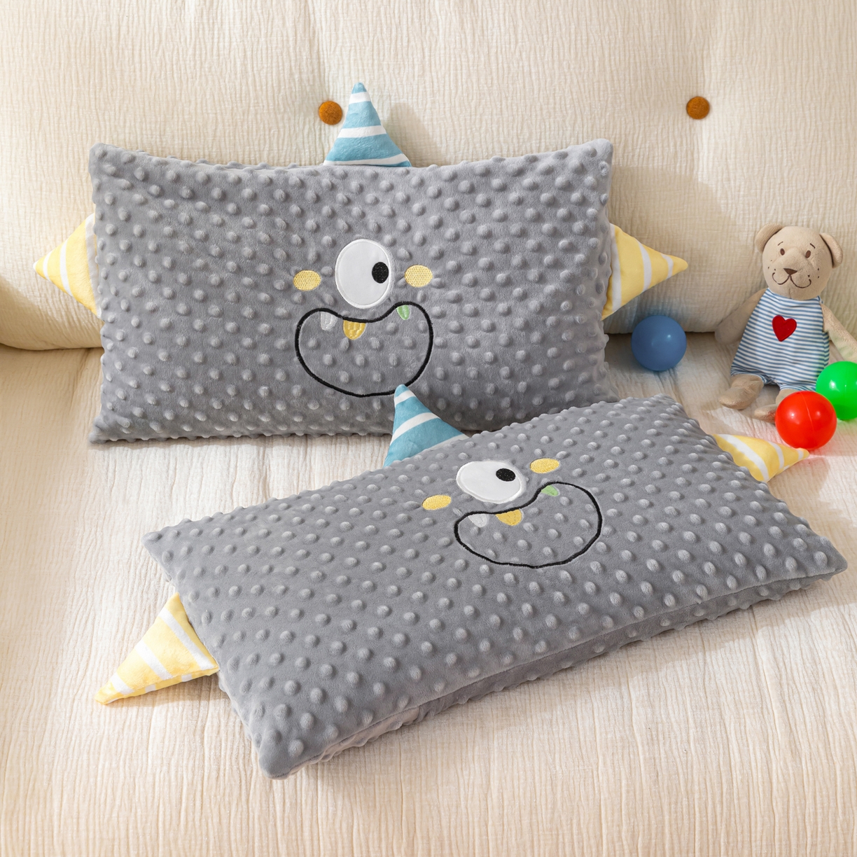 91家纺网 家纺一手货源 找家纺 织布人 2025新款枕芯豆豆绒小怪兽卡通儿童枕学生枕开学季宿舍枕头枕芯 豆豆绒太空枕-太空眼灰色 30x50cm/只