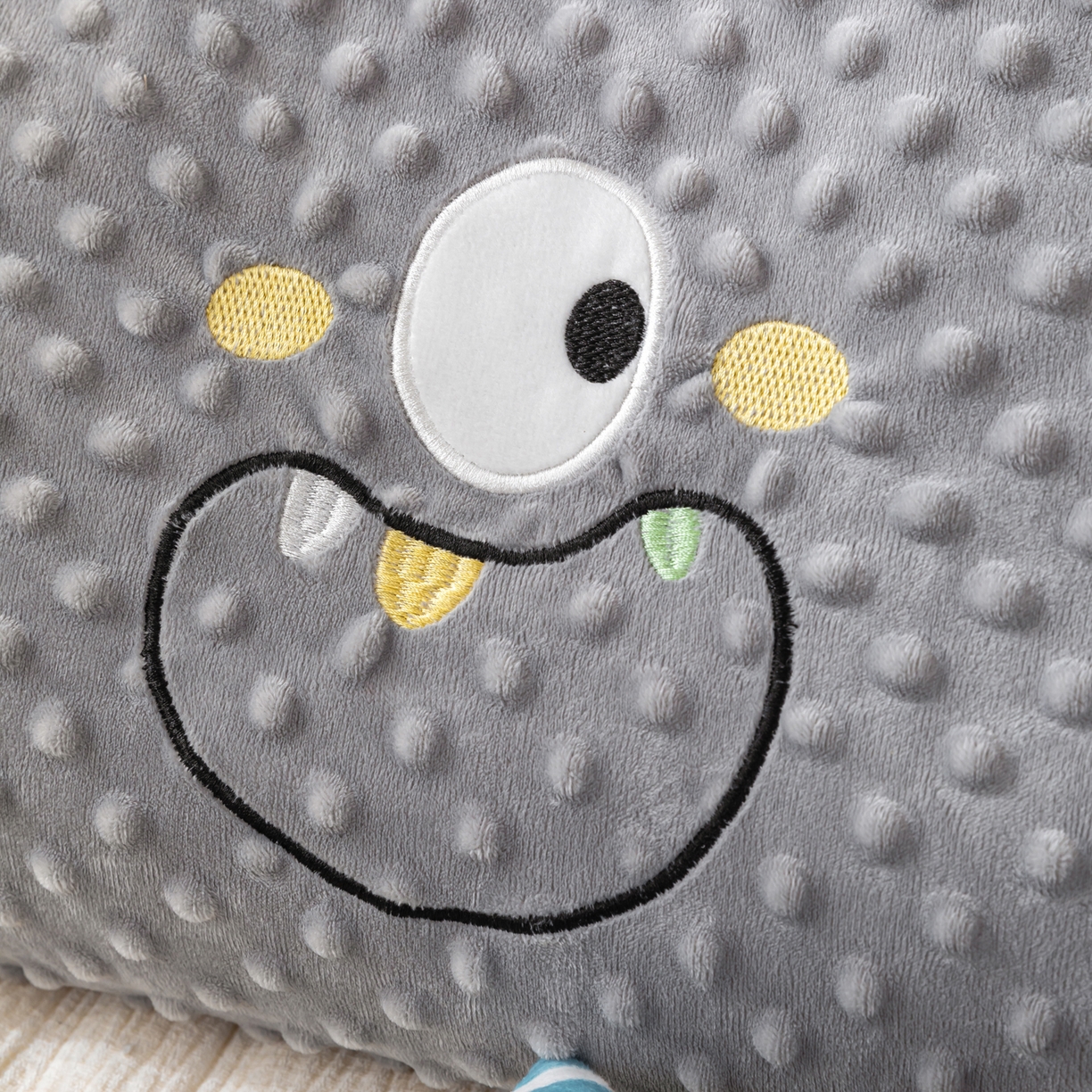 91家纺网 家纺一手货源 找家纺 织布人 2025新款枕芯豆豆绒小怪兽卡通儿童枕学生枕开学季宿舍枕头枕芯 豆豆绒太空枕-太空眼灰色 30x50cm/只