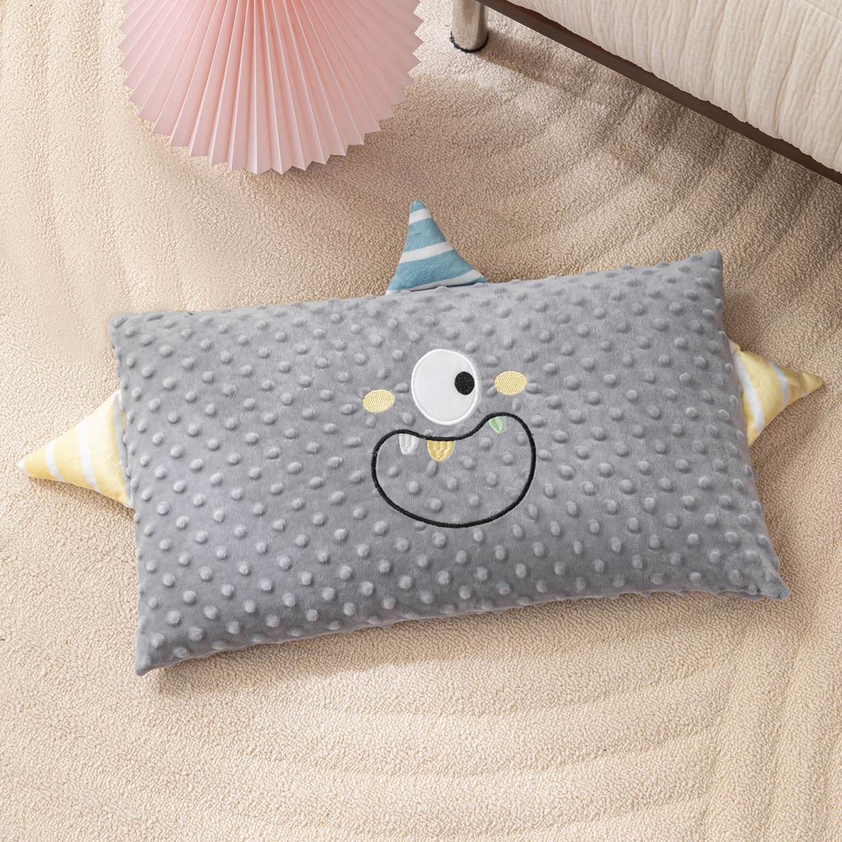91家纺网 家纺一手货源 找家纺 织布人 2025新款枕芯豆豆绒小怪兽卡通儿童枕学生枕开学季宿舍枕头枕芯 豆豆绒太空枕-太空眼灰色 30x50cm/只