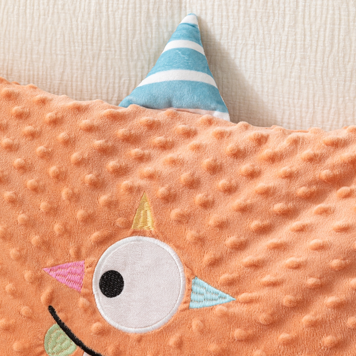 91家纺网 家纺一手货源 找家纺 织布人 2025新款枕芯豆豆绒小怪兽卡通儿童枕学生枕开学季宿舍枕头枕芯 豆豆绒太空枕-太空眼桔色 30x50cm/只