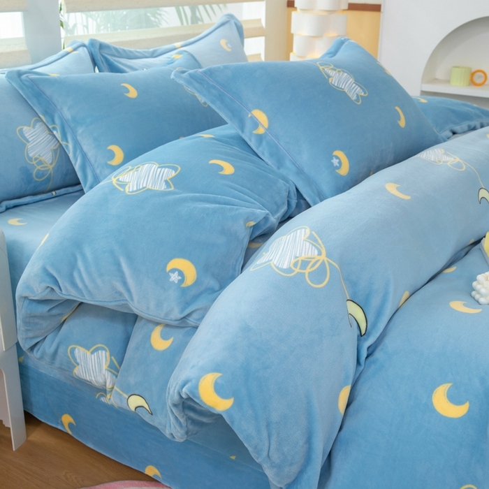 91家纺网 家纺一手货源 找家纺 优姿家纺 2025新款加厚全消光牛奶绒印花四件套月亮弯弯