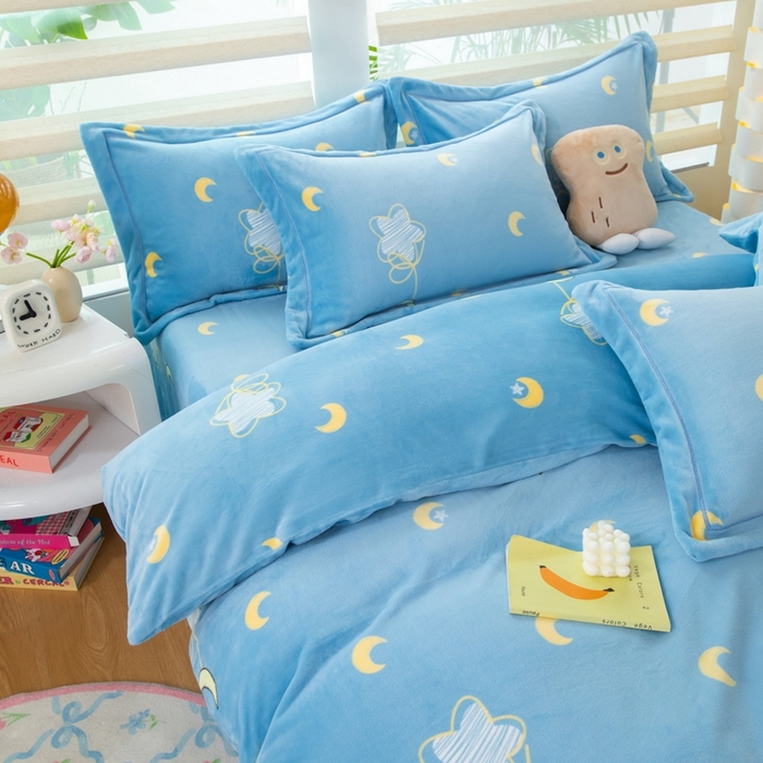 91家纺网 家纺一手货源 找家纺 优姿家纺 2025新款加厚全消光牛奶绒印花四件套月亮弯弯