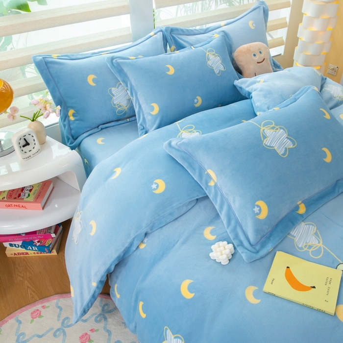 91家纺网 家纺一手货源 找家纺 优姿家纺 2025新款加厚全消光牛奶绒印花四件套月亮弯弯