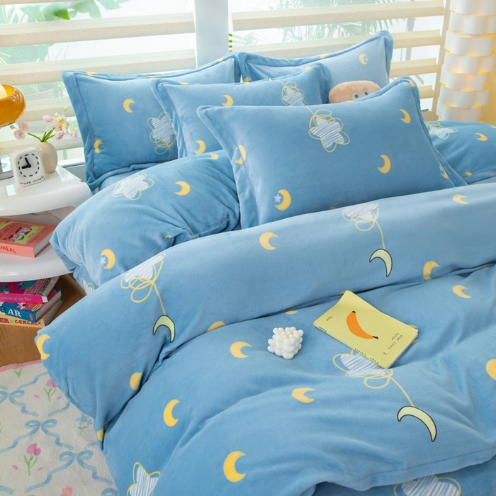 91家纺网 家纺一手货源 找家纺 优姿家纺 2025新款加厚全消光牛奶绒印花四件套月亮弯弯