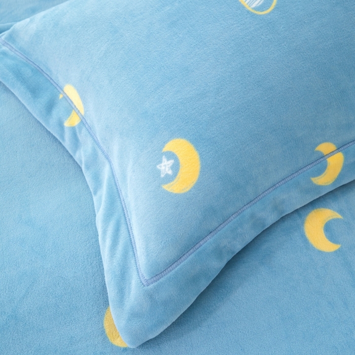 91家纺网 家纺一手货源 找家纺 优姿家纺 2025新款加厚全消光牛奶绒印花四件套月亮弯弯