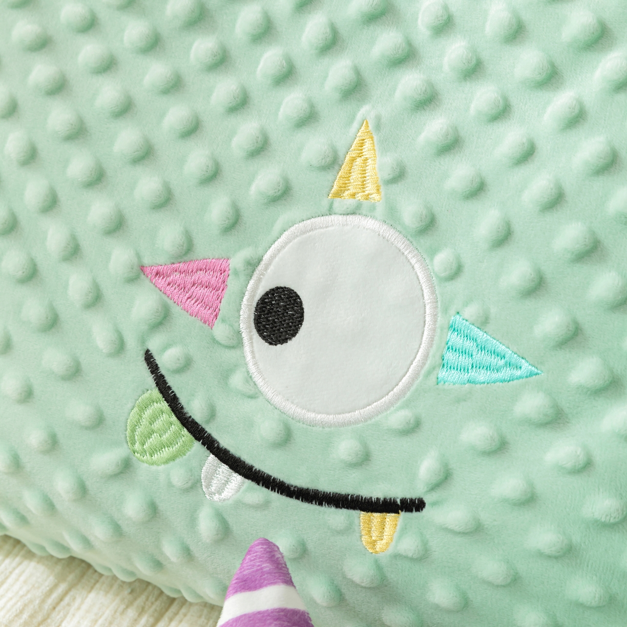 91家纺网 家纺一手货源 找家纺 织布人 2025新款枕芯豆豆绒小怪兽卡通儿童枕学生枕开学季宿舍枕头枕芯 豆豆绒太空枕-太空眼浅蓝 30x50cm/只