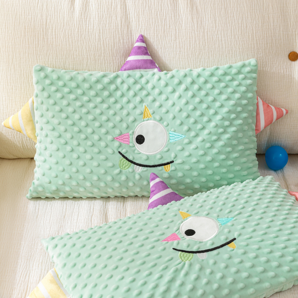 91家纺网 家纺一手货源 找家纺 织布人 2025新款枕芯豆豆绒小怪兽卡通儿童枕学生枕开学季宿舍枕头枕芯 豆豆绒太空枕-太空眼浅蓝 30x50cm/只