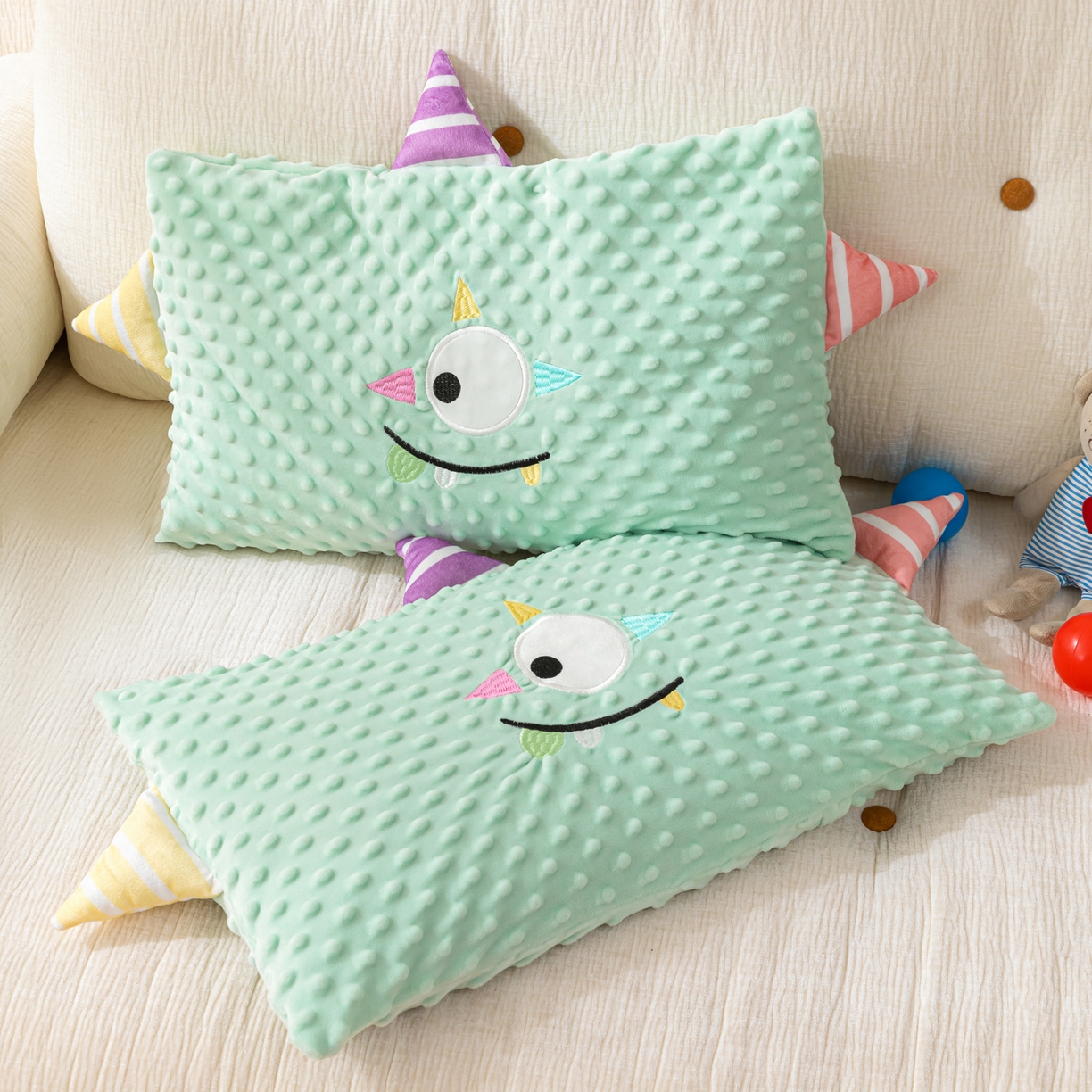 91家纺网 家纺一手货源 找家纺 织布人 2025新款枕芯豆豆绒小怪兽卡通儿童枕学生枕开学季宿舍枕头枕芯 豆豆绒太空枕-太空眼浅蓝 30x50cm/只