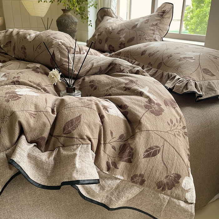 91家纺网 家纺一手货源 找家纺 宝士康家纺 2025新品10A抗菌原麻荷叶边床单款四件套 秋风落叶