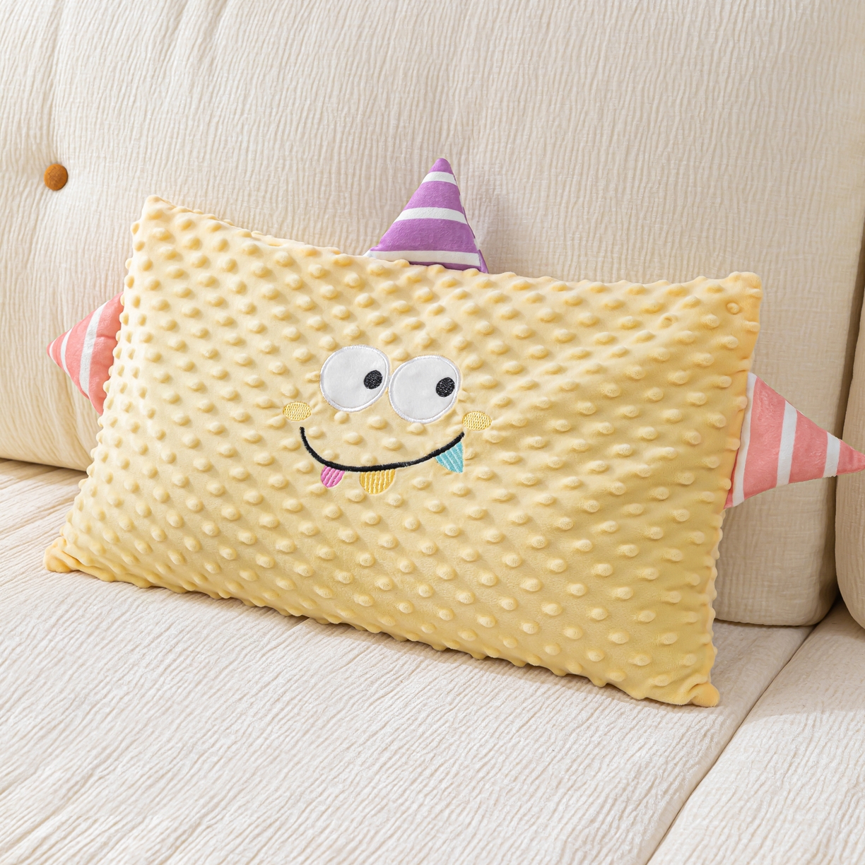 91家纺网 家纺一手货源 找家纺 织布人 2025新款枕芯豆豆绒小怪兽卡通儿童枕学生枕开学季宿舍枕头枕芯 豆豆绒太空枕-小怪兽米黄 30x50cm/只