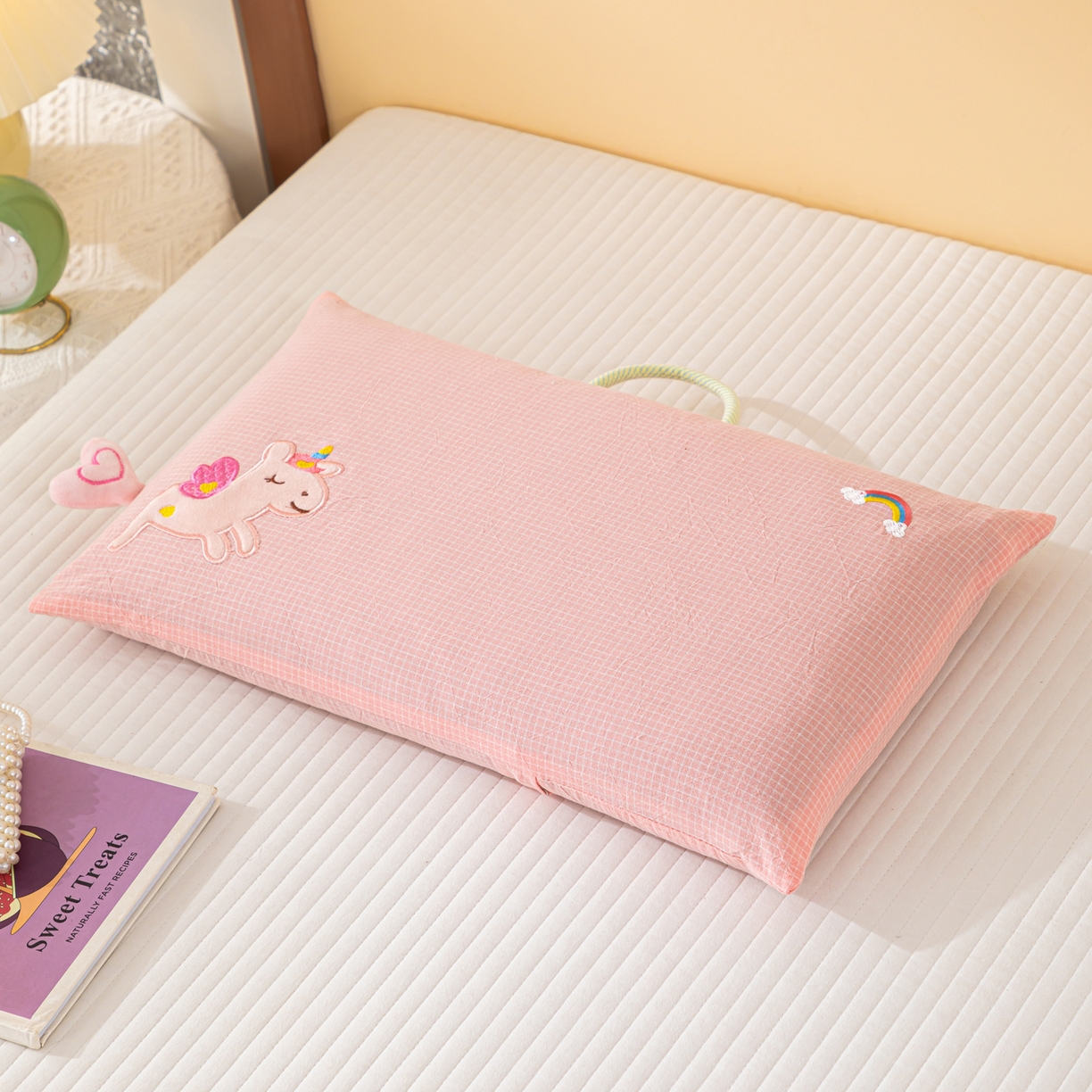 91家纺网 家纺一手货源 找家纺 织布人 2025新款荞麦枕全棉纯棉卡通婴幼儿童荞麦枕头学生枕开学季宿舍枕头枕芯 全棉手提荞麦枕-彩虹飞马 30x50cm/只