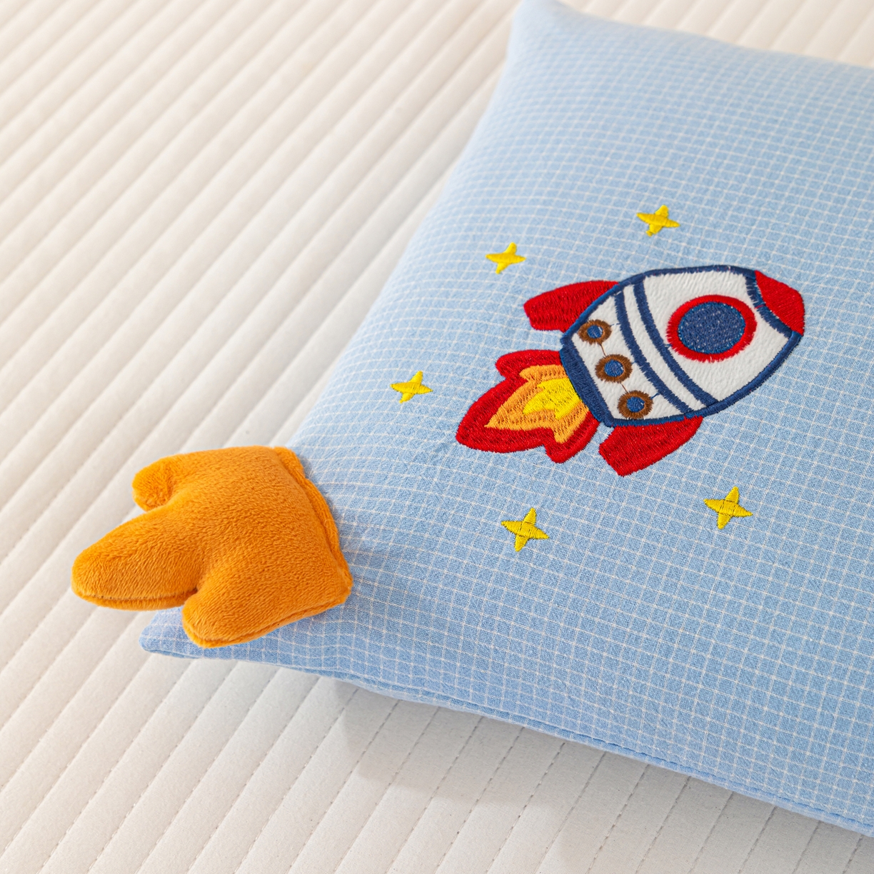 91家纺网 家纺一手货源 找家纺 织布人 2025新款荞麦枕全棉纯棉卡通婴幼儿童荞麦枕头学生枕开学季宿舍枕头枕芯 全棉手提荞麦枕-火箭追星 30x50cm/只