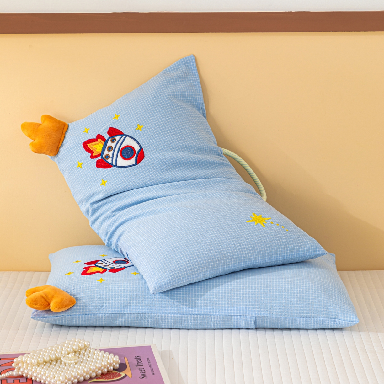 91家纺网 家纺一手货源 找家纺 织布人 2025新款荞麦枕全棉纯棉卡通婴幼儿童荞麦枕头学生枕开学季宿舍枕头枕芯 全棉手提荞麦枕-火箭追星 30x50cm/只