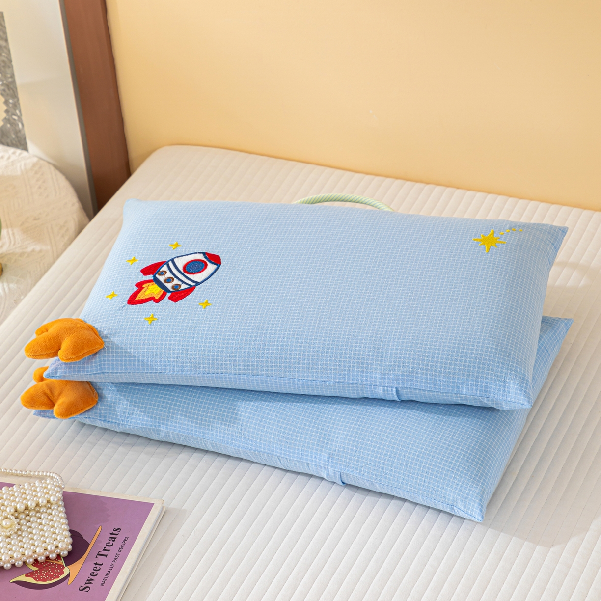 91家纺网 家纺一手货源 找家纺 织布人 2025新款荞麦枕全棉纯棉卡通婴幼儿童荞麦枕头学生枕开学季宿舍枕头枕芯 全棉手提荞麦枕-火箭追星 30x50cm/只