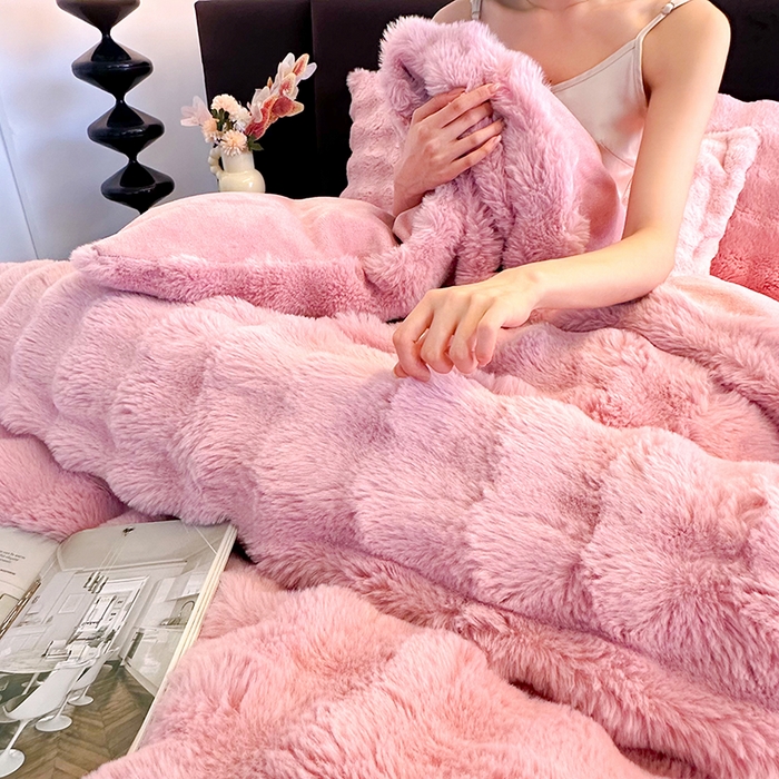 91家纺网 家纺一手货源 找家纺 赢盛家纺 2025新款亲肤舒适纯色泡泡兔兔绒加厚牛奶绒床单款三件套四件套 粉色