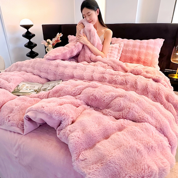 91家纺网 家纺一手货源 找家纺 赢盛家纺 2025新款亲肤舒适纯色泡泡兔兔绒加厚牛奶绒床单款三件套四件套 粉色