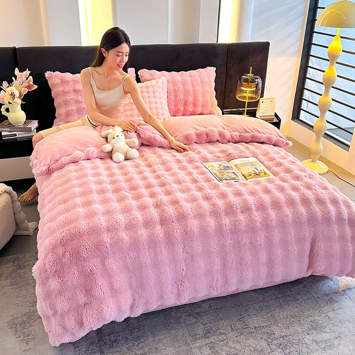 91家纺网 家纺一手货源 找家纺 赢盛家纺 2025新款亲肤舒适纯色泡泡兔兔绒加厚牛奶绒床单款三件套四件套 粉色