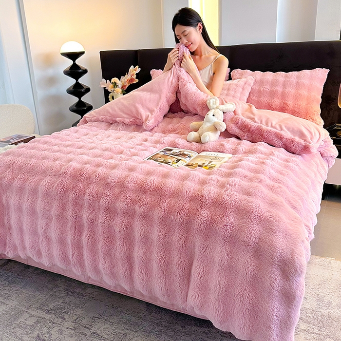 91家纺网 家纺一手货源 找家纺 赢盛家纺 2025新款亲肤舒适纯色泡泡兔兔绒加厚牛奶绒床单款三件套四件套 粉色
